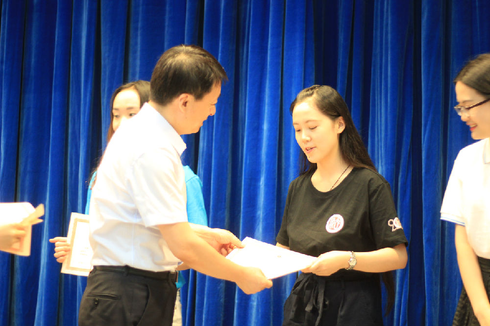 郑州大学yl6809永利官网楚亦斐同学代表yl6809永利官网全体营员领取中国政法大学首届夏令营结业证书
